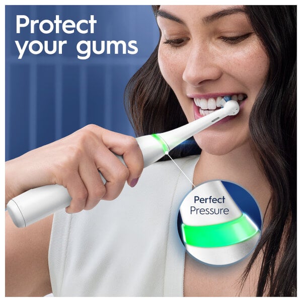 Oral B Oral B iO7 White Electric Toothbrush with Travel Case Cyber Monday