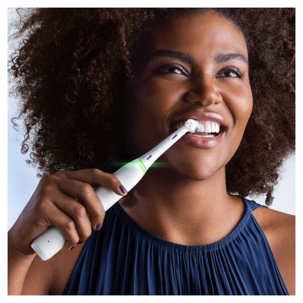 Oral B Oral-B iO4 White Electric Toothbrush with Travel Case Offerta natalizia