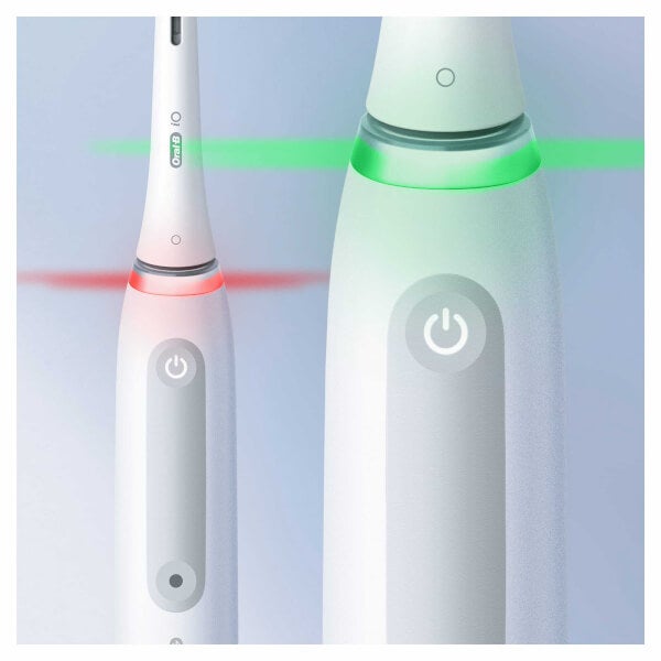 Oral B Oral-B iO4 White Electric Toothbrush with Travel Case Offerta natalizia