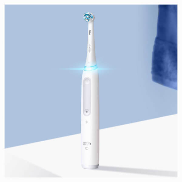 Oral B Oral-B iO4 White Electric Toothbrush with Travel Case Offerta natalizia